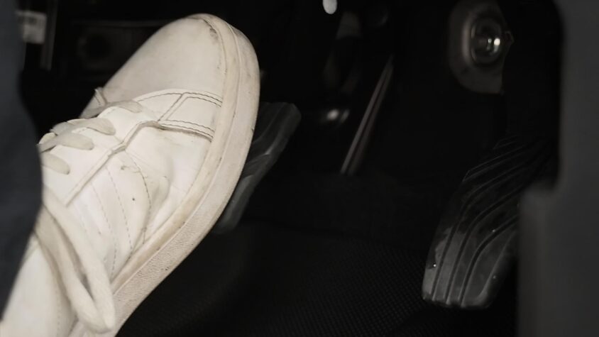 ペダルを踏み込んで、マットに当たらないか確かめているところ