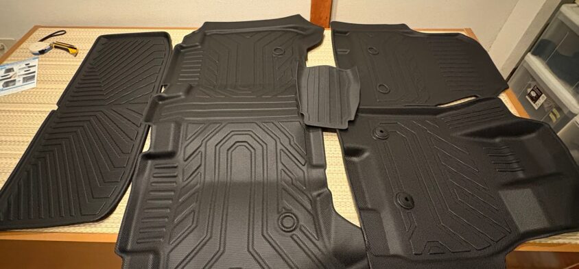 届いたフロアマット5枚