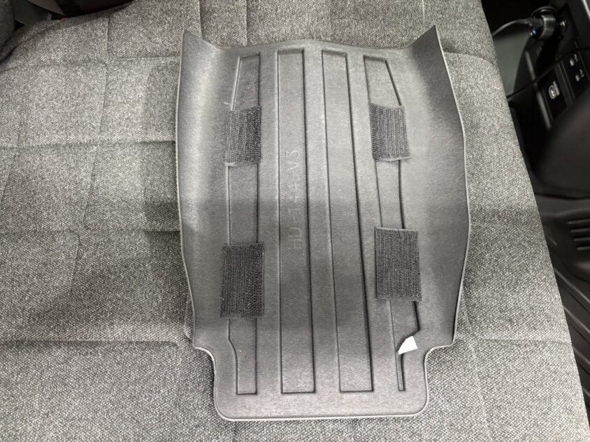 運転席と助手席の間のマットの裏に貼ったマジックテープ